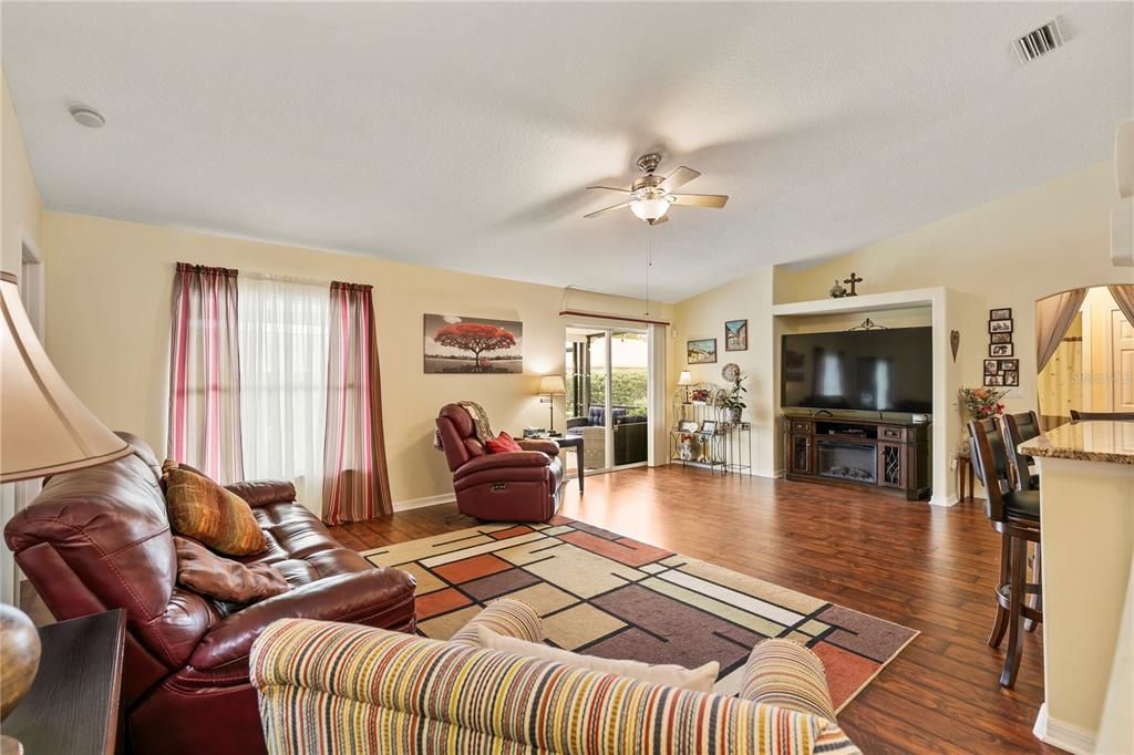 En Venta: $499,900 (3 camas, 2 baños, 2020 Pies cuadrados)