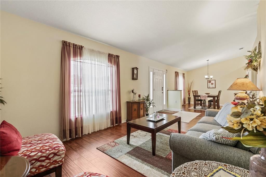 En Venta: $499,900 (3 camas, 2 baños, 2020 Pies cuadrados)