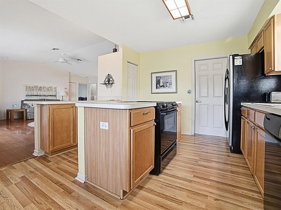 For Sale: $216,247 (2 beds, 2 baths, 1348 Square Feet)