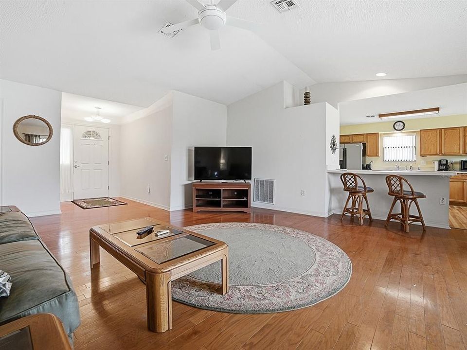 For Sale: $216,247 (2 beds, 2 baths, 1348 Square Feet)