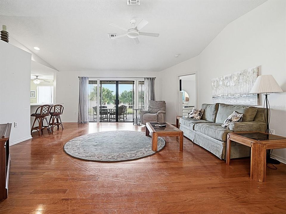 For Sale: $216,247 (2 beds, 2 baths, 1348 Square Feet)