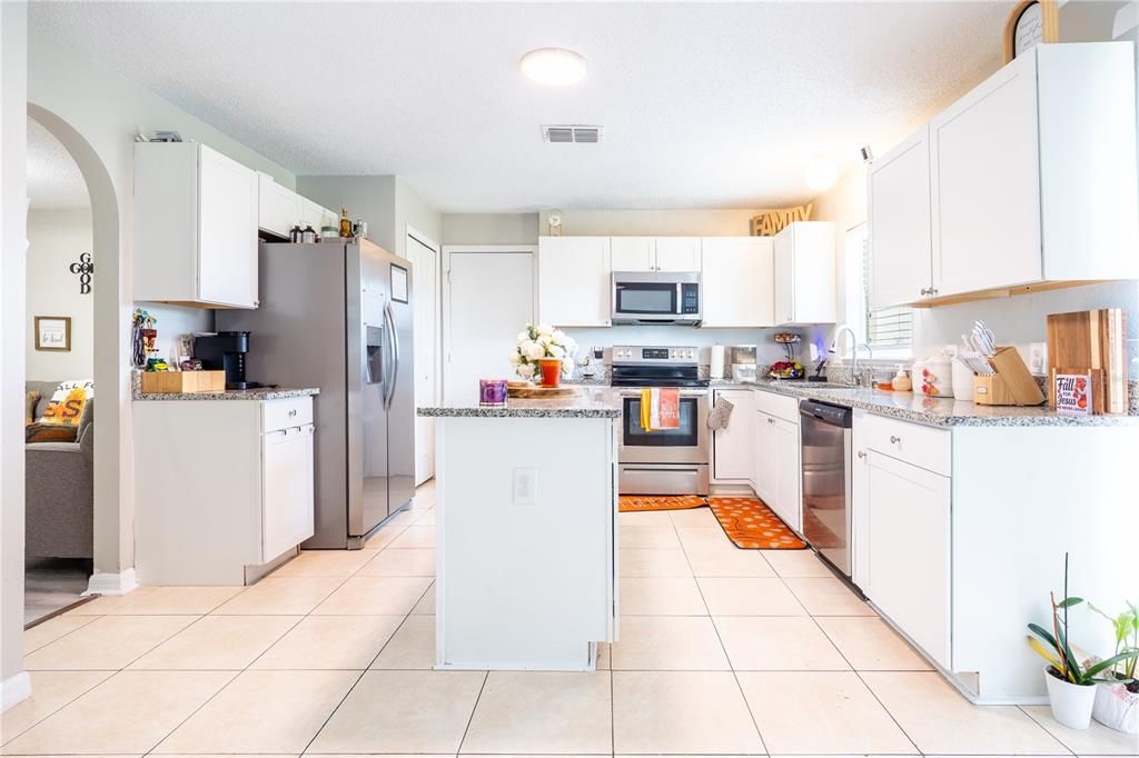 На продажу: $359,900 (4 спален, 2 ванн, 2224 Квадратных фут)