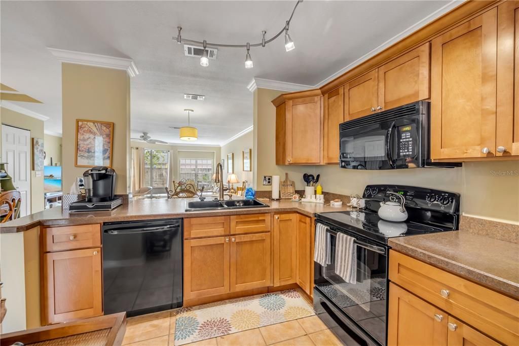 For Sale: $285,000 (2 beds, 2 baths, 1638 Square Feet)