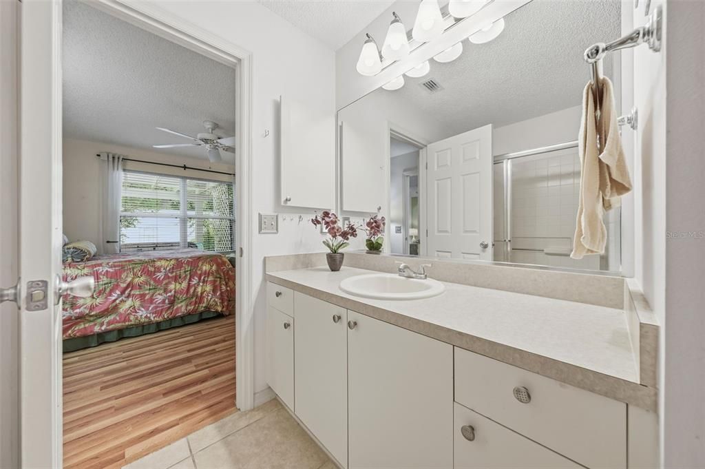 На продажу: $349,900 (3 спален, 2 ванн, 1240 Квадратных фут)