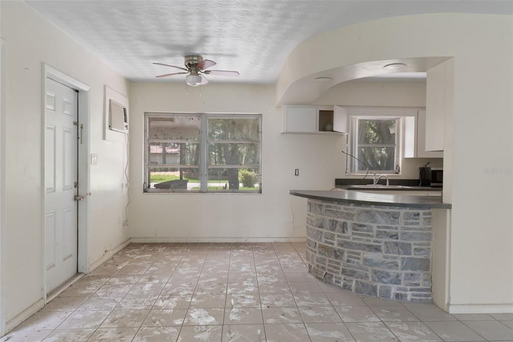 En Venta: $895,000 (3 camas, 2 baños, 1927 Pies cuadrados)