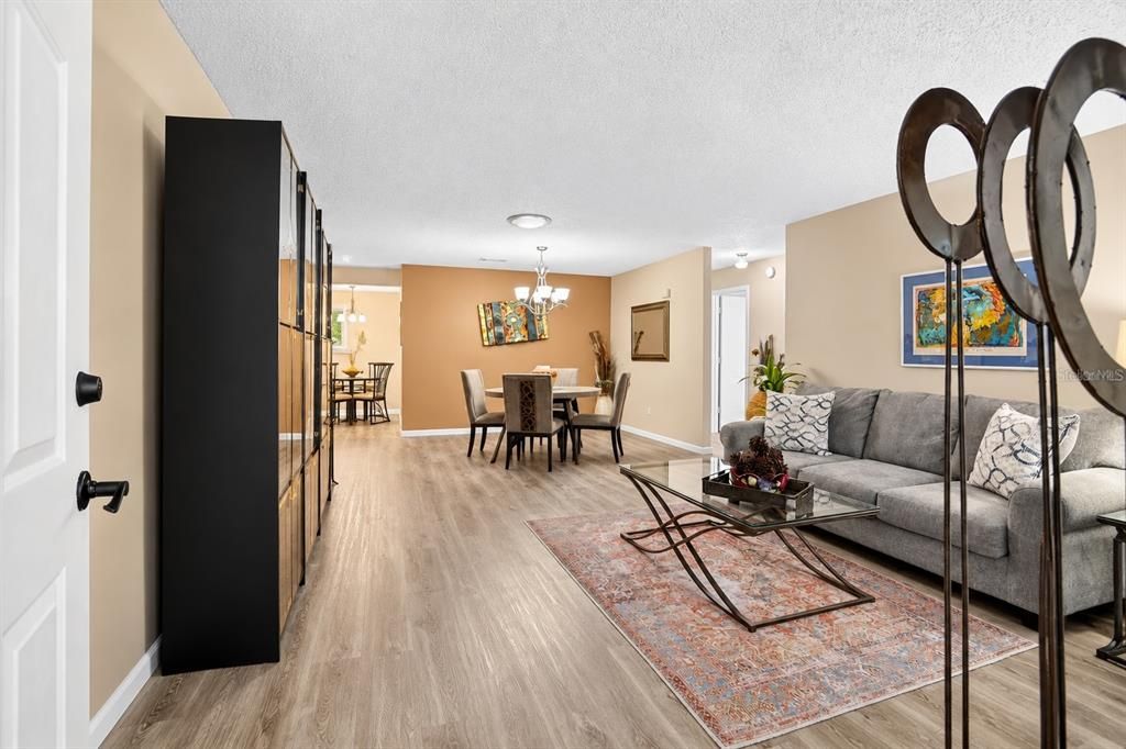 For Sale: $185,000 (2 beds, 2 baths, 1375 Square Feet)