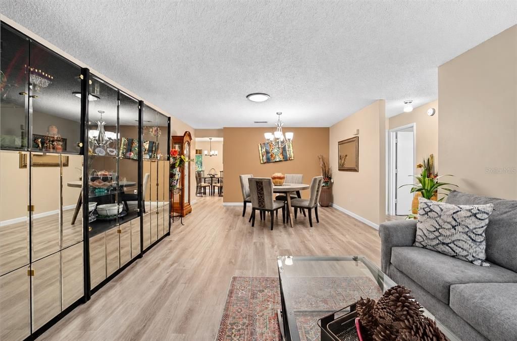 For Sale: $185,000 (2 beds, 2 baths, 1375 Square Feet)