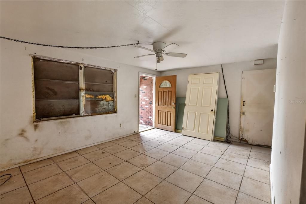 Activo con contrato: $97,000 (2 camas, 1 baños, 936 Pies cuadrados)