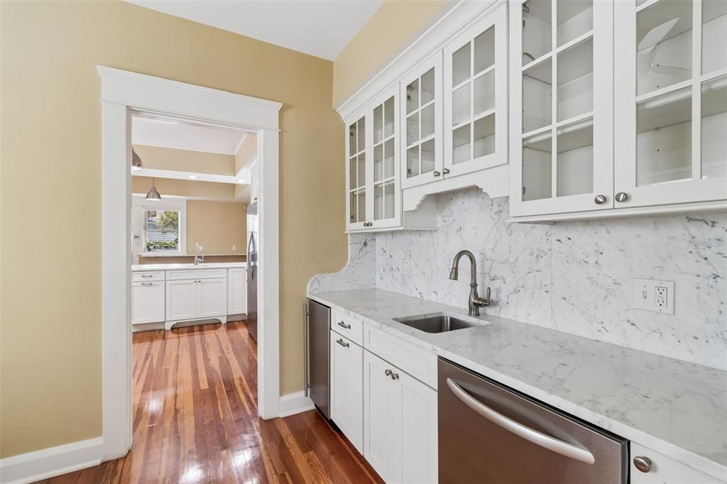 На продажу: $1,950,000 (6 спален, 5 ванн, 4536 Квадратных фут)