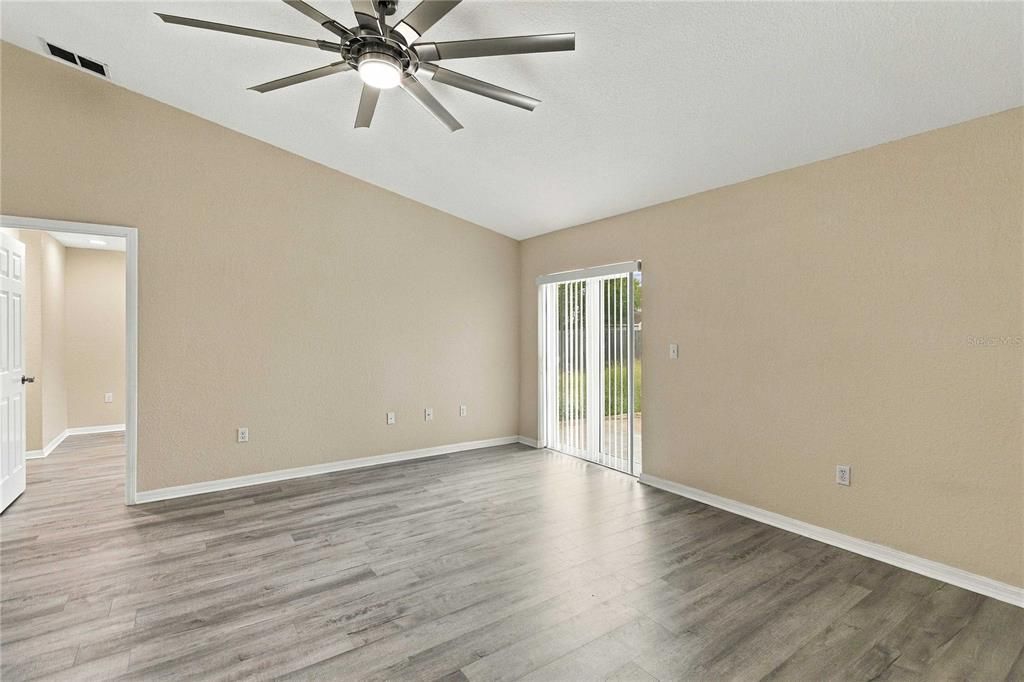 For Sale: $400,000 (3 beds, 2 baths, 1561 Square Feet)