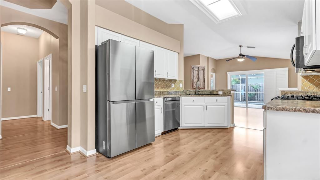 В аренду: $3,995 (3 спален, 2 ванн, 1732 Квадратных фут)