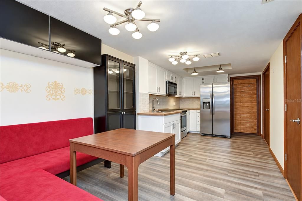 На продажу: $230,000 (3 спален, 3 ванн, 1316 Квадратных фут)