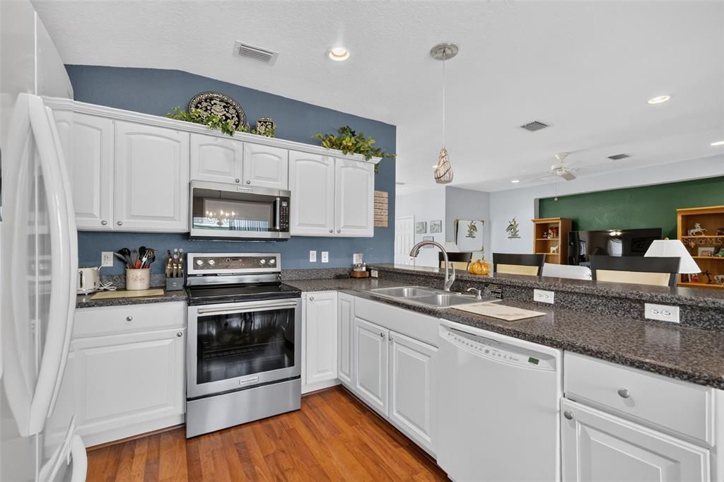 For Sale: $295,500 (2 beds, 2 baths, 1575 Square Feet)