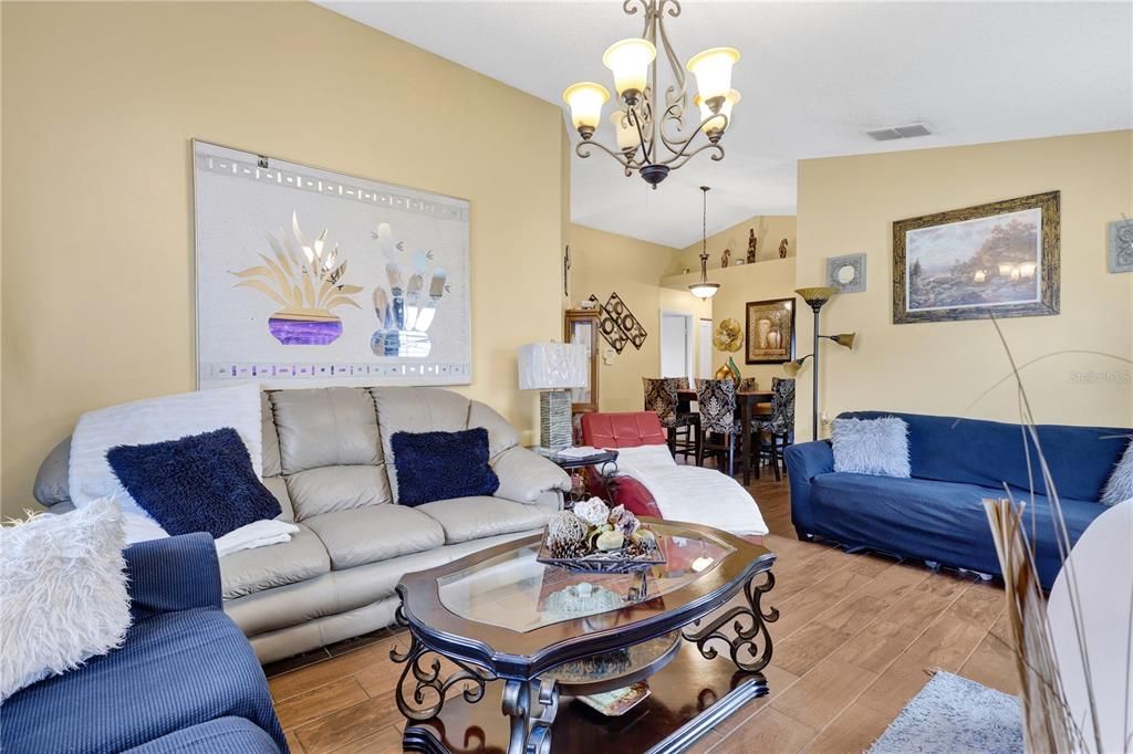 En Venta: $305,000 (4 camas, 2 baños, 1162 Pies cuadrados)