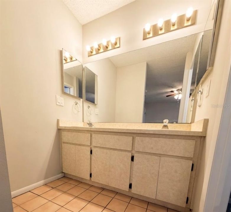 出租: $2,150 (3 贝兹, 2 浴室, 1570 平方英尺)