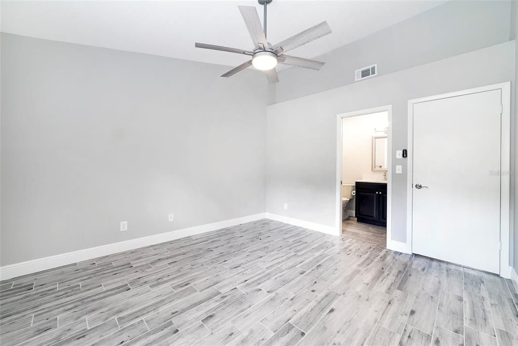 For Sale: $260,000 (2 beds, 2 baths, 946 Square Feet)