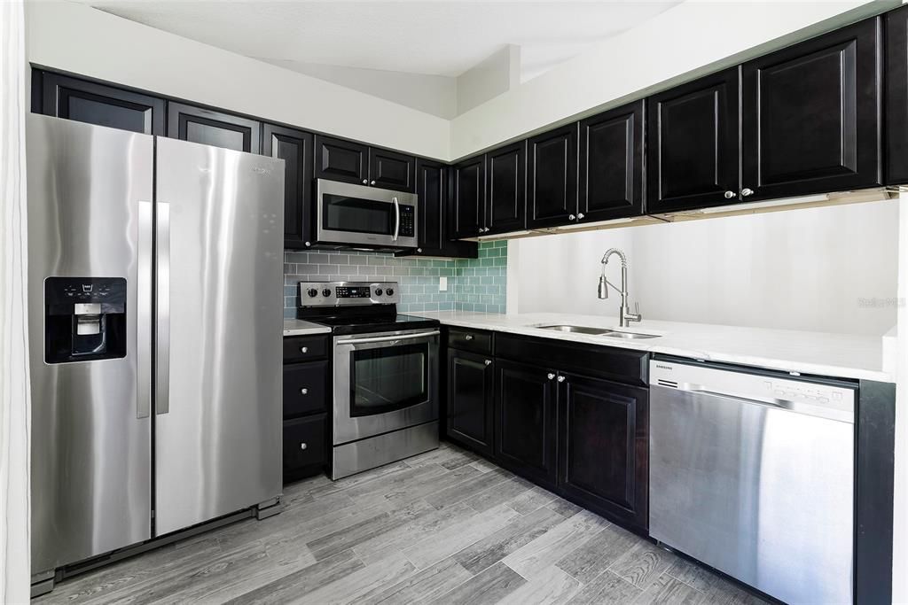 For Sale: $260,000 (2 beds, 2 baths, 946 Square Feet)