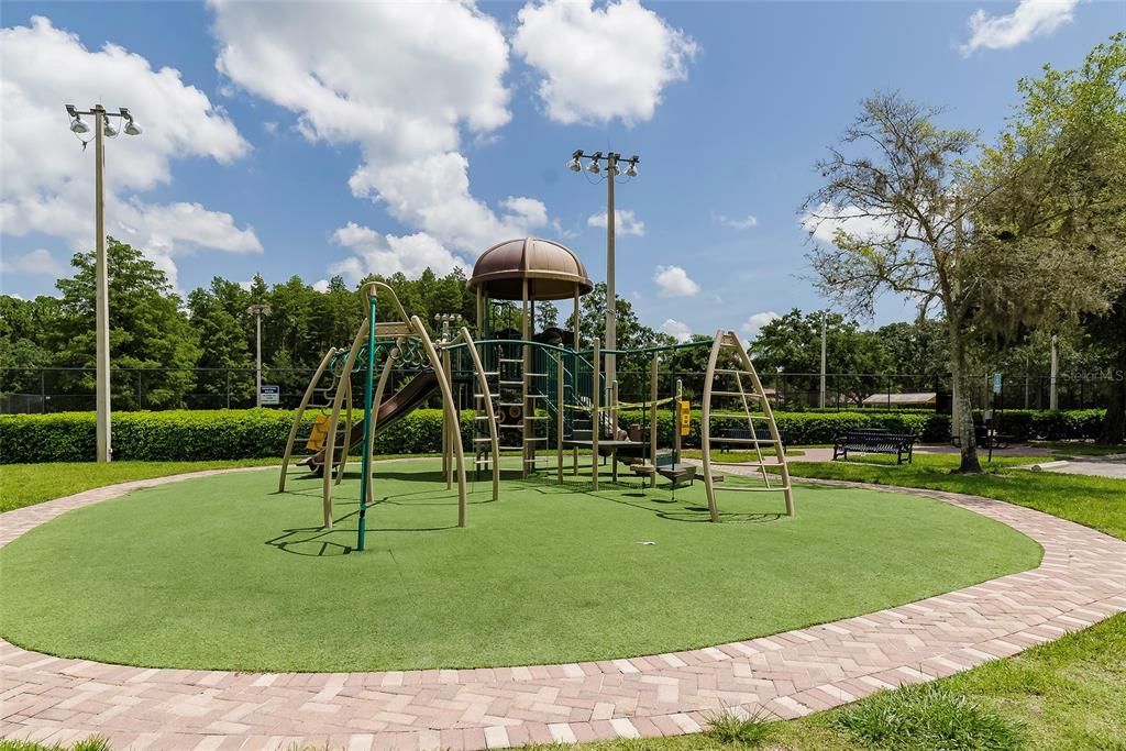 For Sale: $260,000 (2 beds, 2 baths, 946 Square Feet)