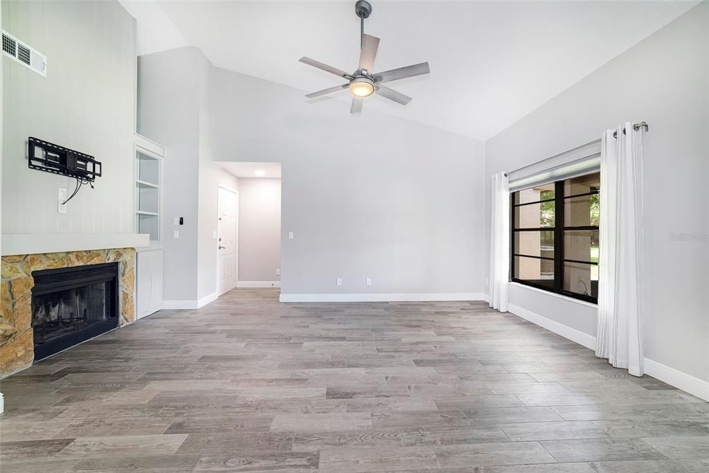 For Sale: $260,000 (2 beds, 2 baths, 946 Square Feet)