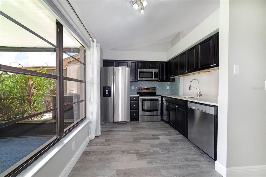 For Sale: $260,000 (2 beds, 2 baths, 946 Square Feet)