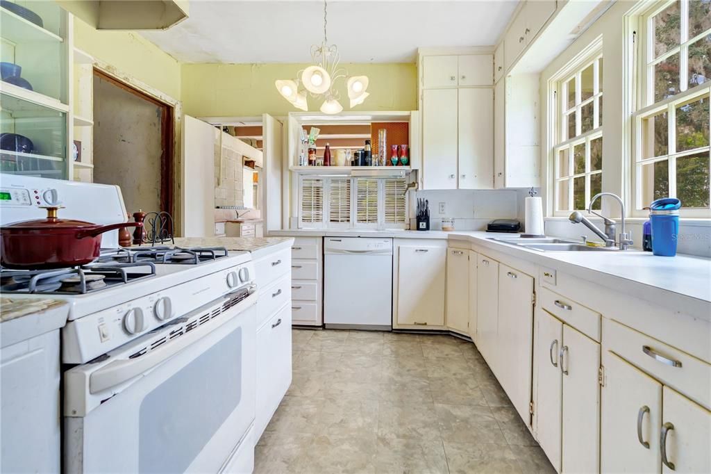 En Venta: $650,000 (4 camas, 3 baños, 3630 Pies cuadrados)