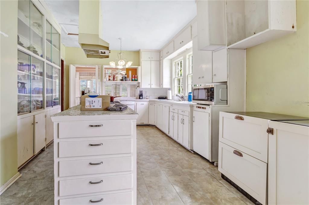 En Venta: $650,000 (4 camas, 3 baños, 3630 Pies cuadrados)