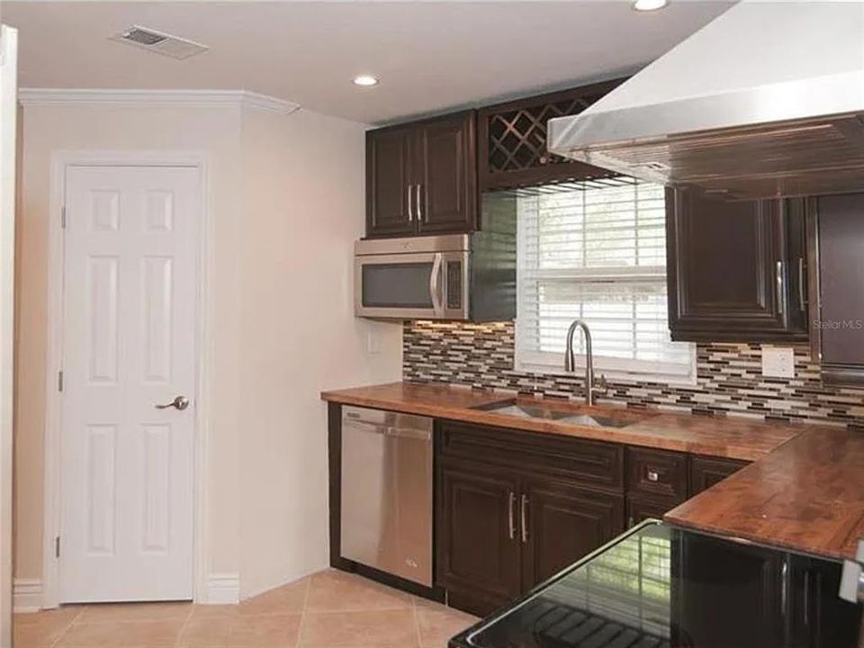 For Sale: $399,990 (4 beds, 2 baths, 2001 Square Feet)