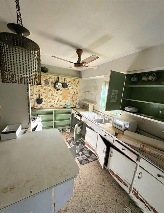 На продажу: $149,900 (2 спален, 1 ванн, 913 Квадратных фут)