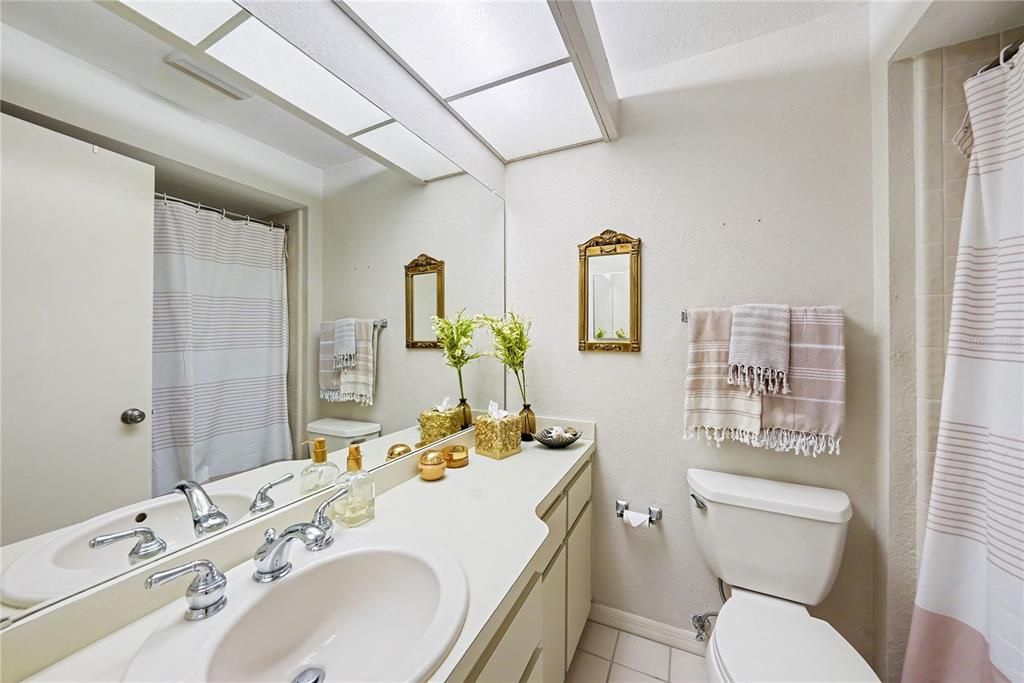 En Venta: $320,000 (3 camas, 2 baños, 1360 Pies cuadrados)