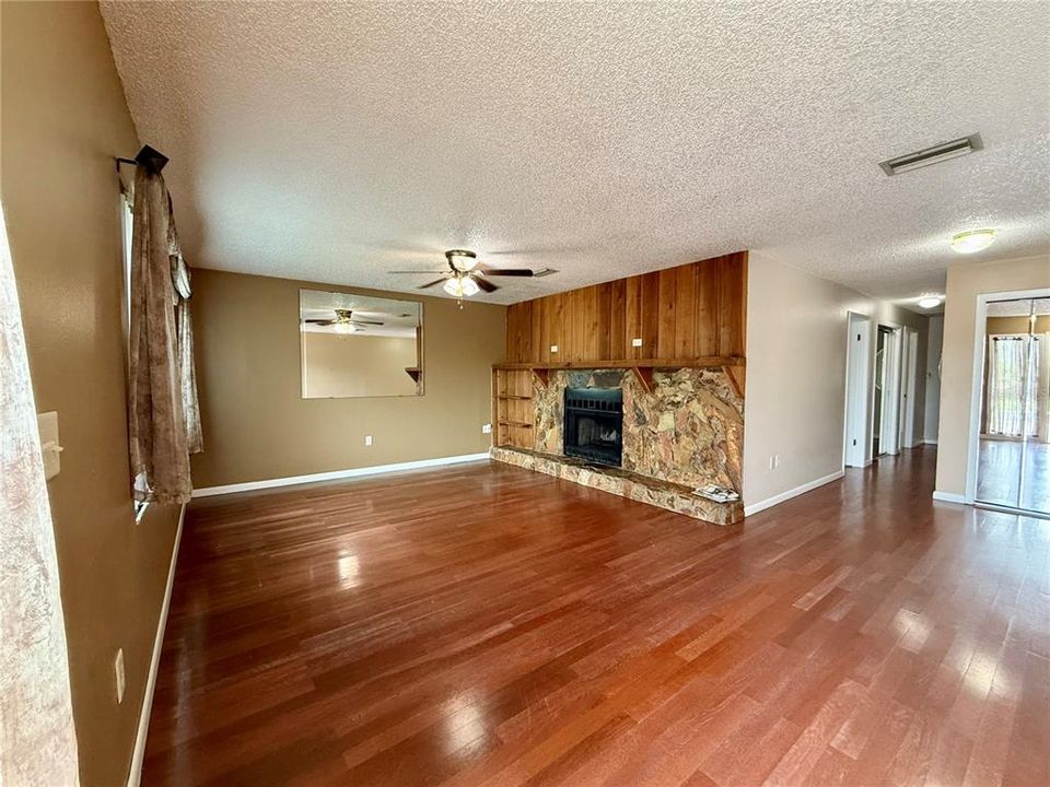 В аренду: $2,375 (3 спален, 2 ванн, 1275 Квадратных фут)