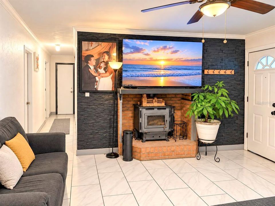 For Sale: $285,000 (3 beds, 2 baths, 1612 Square Feet)