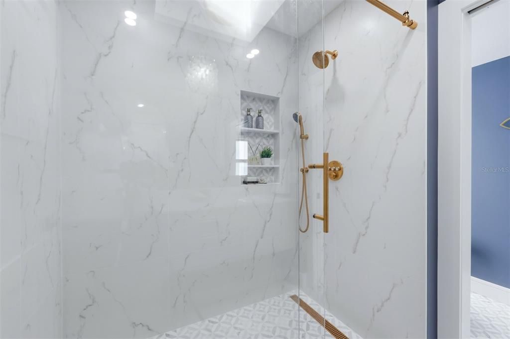 En Venta: $1,450,000 (3 camas, 2 baños, 2204 Pies cuadrados)