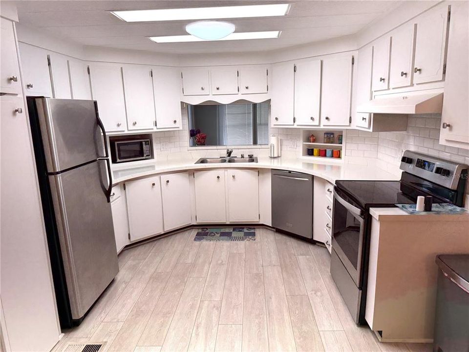 На продажу: $159,000 (2 спален, 2 ванн, 1372 Квадратных фут)