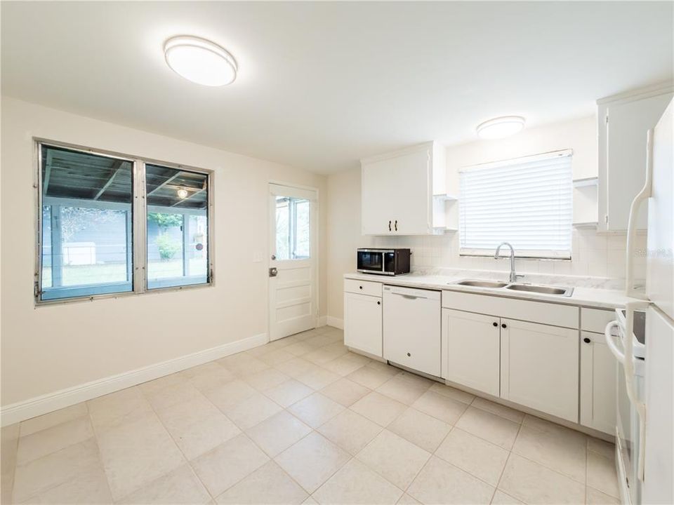 For Rent: $1,795 (2 beds, 1 baths, 900 Square Feet)