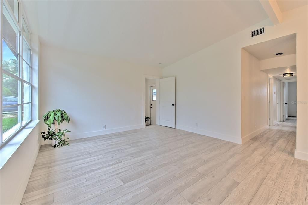 For Sale: $389,900 (3 beds, 2 baths, 1678 Square Feet)