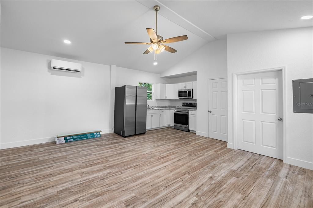 For Rent: $1,350 (1 beds, 1 baths, 650 Square Feet)