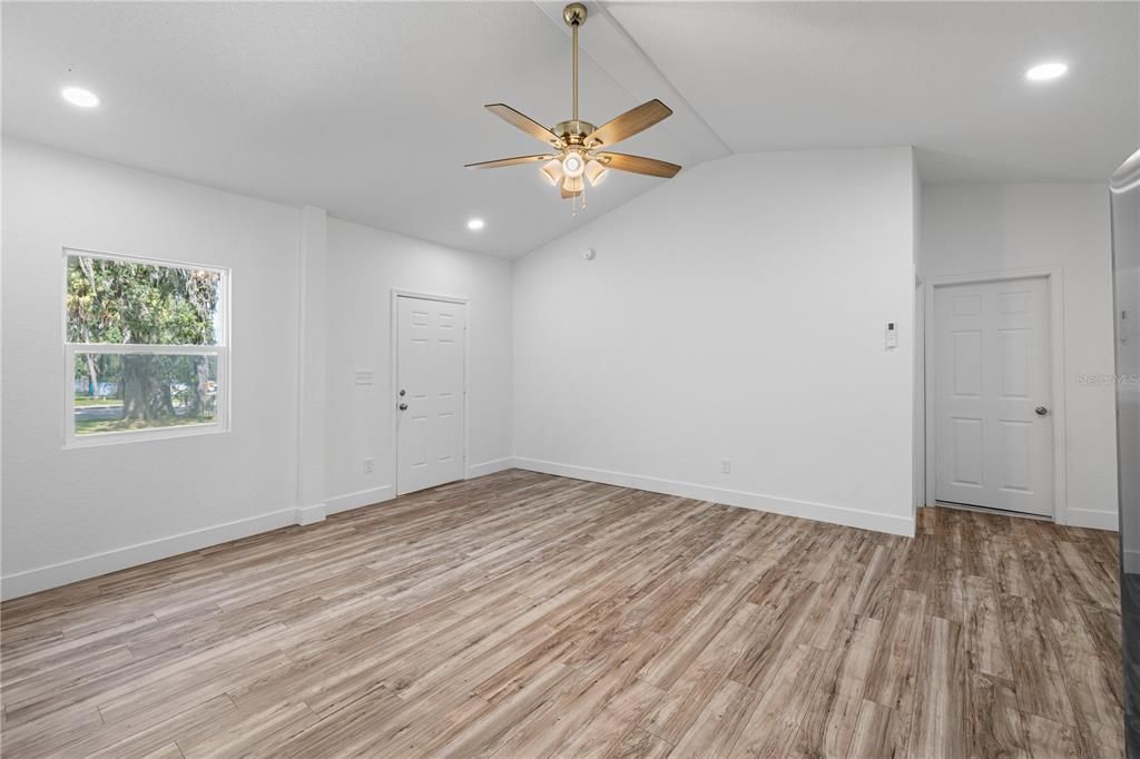 For Rent: $1,350 (1 beds, 1 baths, 650 Square Feet)