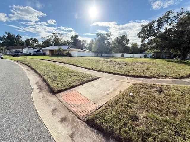 待售: $150,000 (0.22 acres)