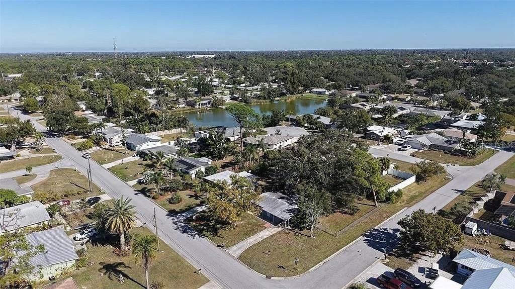 For Sale: $305,000 (2 beds, 1 baths, 810 Square Feet)