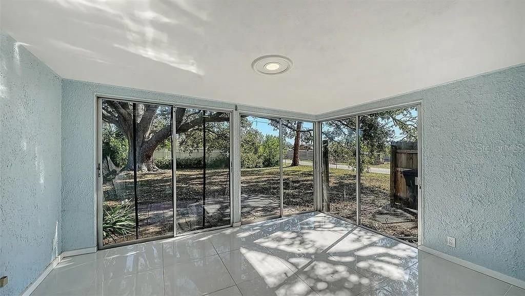 For Sale: $305,000 (2 beds, 1 baths, 810 Square Feet)