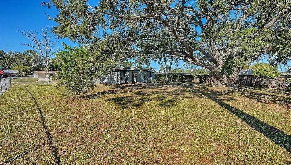 For Sale: $305,000 (2 beds, 1 baths, 810 Square Feet)