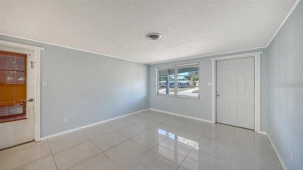For Sale: $305,000 (2 beds, 1 baths, 810 Square Feet)