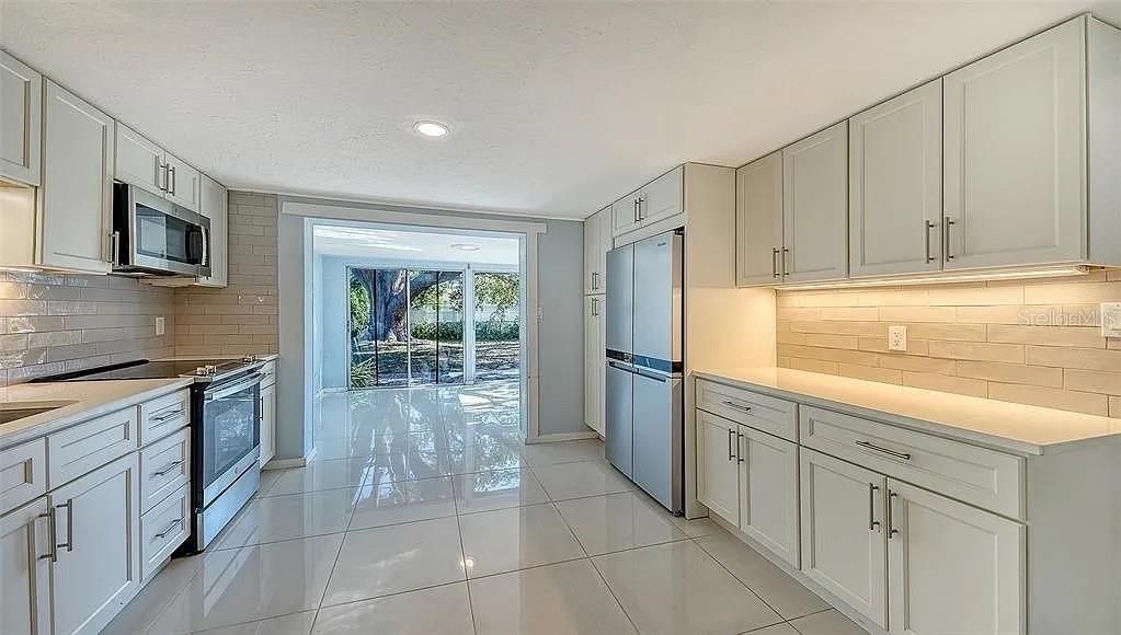 For Sale: $305,000 (2 beds, 1 baths, 810 Square Feet)