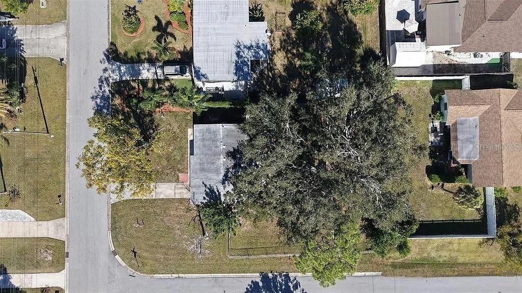 For Sale: $305,000 (2 beds, 1 baths, 810 Square Feet)