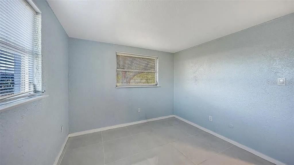 For Sale: $305,000 (2 beds, 1 baths, 810 Square Feet)