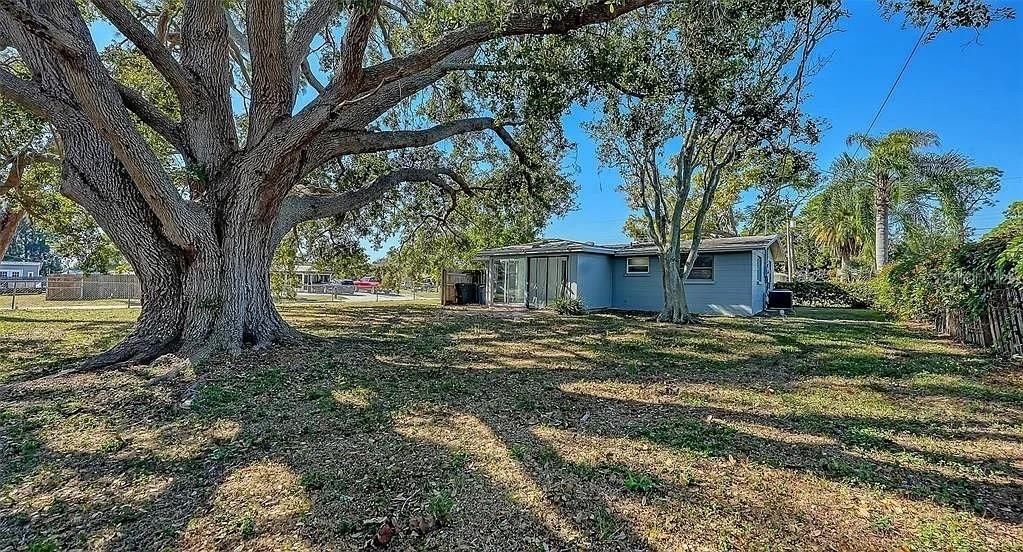 For Sale: $305,000 (2 beds, 1 baths, 810 Square Feet)