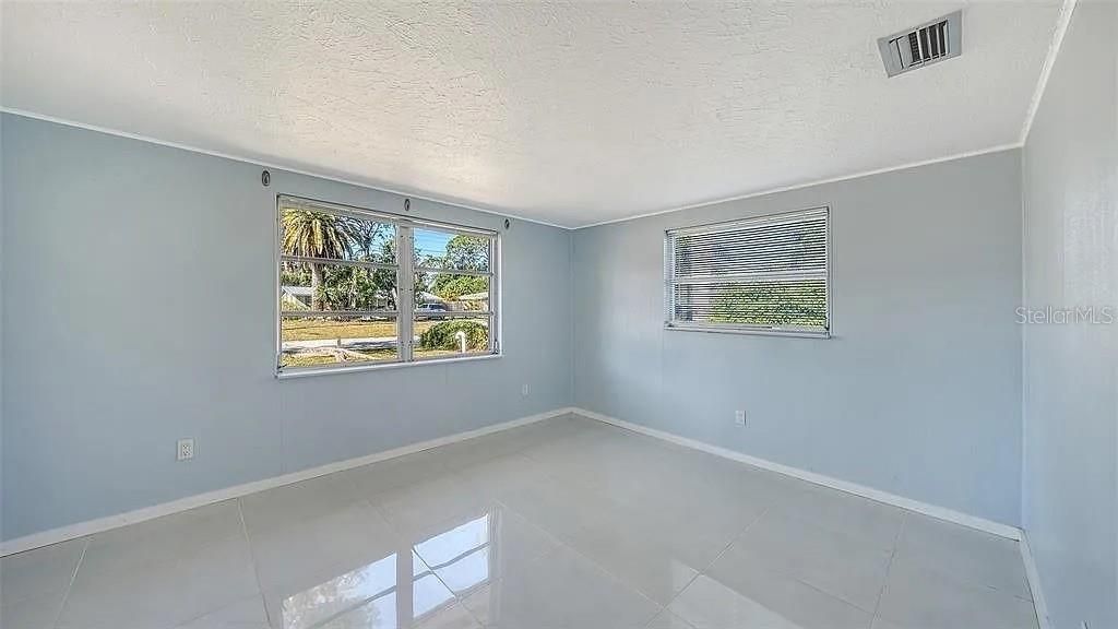 For Sale: $305,000 (2 beds, 1 baths, 810 Square Feet)