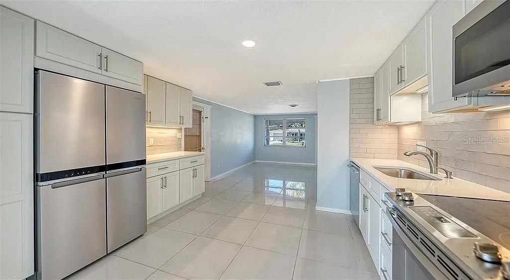 For Sale: $305,000 (2 beds, 1 baths, 810 Square Feet)