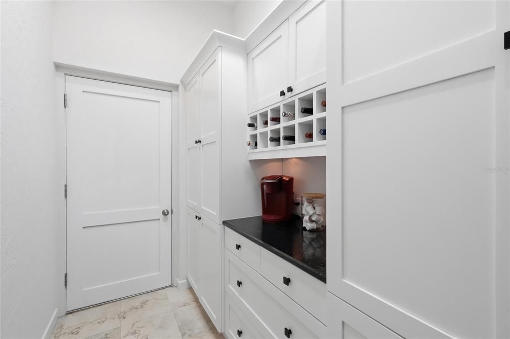 На продажу: $2,999,000 (4 спален, 2 ванн, 3933 Квадратных фут)