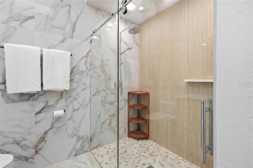 На продажу: $2,999,000 (4 спален, 2 ванн, 3933 Квадратных фут)